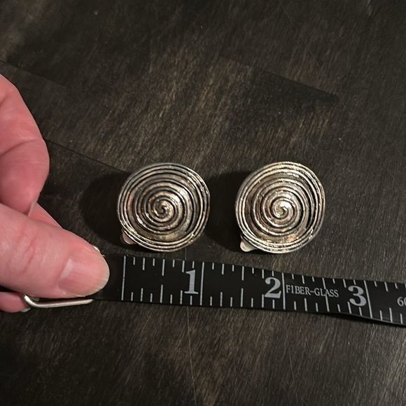 Vintage Sliver Tone Artsy Swirl Clip On Earrings - Picture 3 of 3